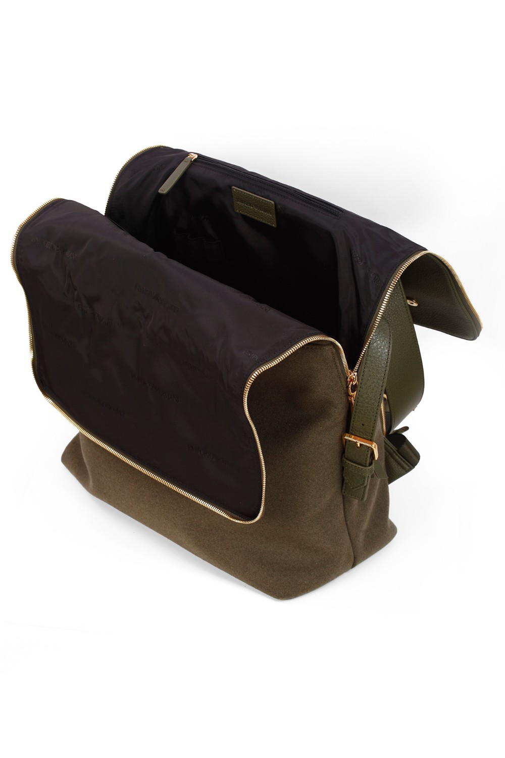 shop EMPORIO ARMANI  Zaino: vEmporio Armani zaino in pelle granata con inserto in feltro.
Zaino con patta e chiusura zip, manico superiore e spallacci regolabili. 
Composizione 100% Pelle di bovino.
Dimensioni: 34 x 40 x 16,5 cm.
Pelle.
Feltro.
Chiusura con zip.
Manico singolo.
Spallacci regolabili.
Placchetta logo.
Fabbricato in Cina.. Y4O431 Y727A-80093 number 818909